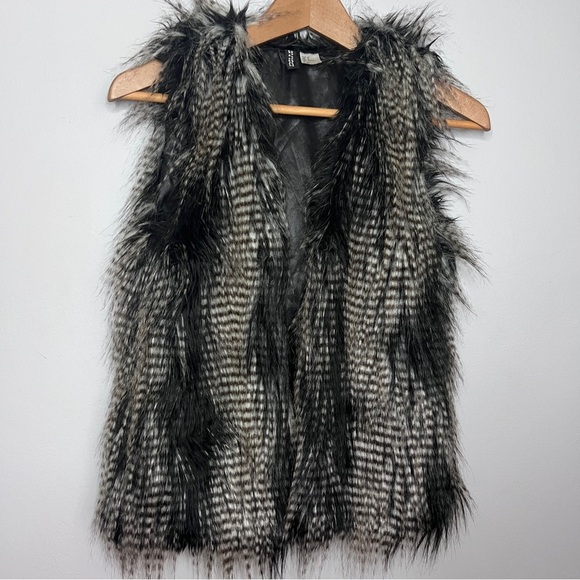 Divided by H&M Furry Faux Fur Vest Size 2 EUC - Picture 3 of 6